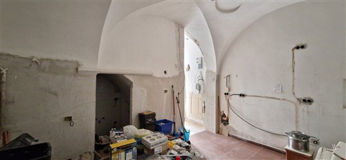 Indipendente, Parzialmente Ristrutturato, con Locale